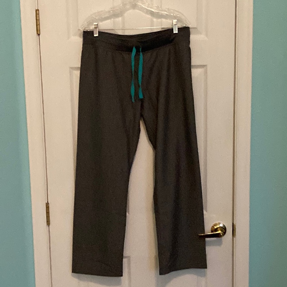 Figs Women’s Livingston Basic Scrub Pants Medium Petite in Gray/Grey